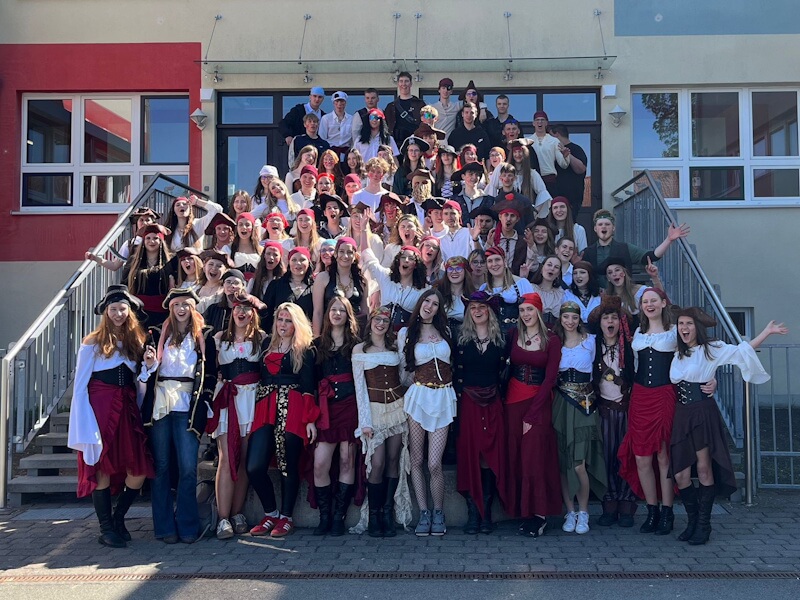 Ahoi, ihr Landratten! –  Mit „Pirates of the CarABIen“ in den letzten Schultag gestartet